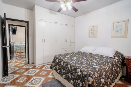 Spacious 5-bedroom house in welcoming Managua with WiFi, AC Отели рядом с Аэропорт Аугусто Сандино