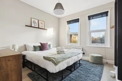 Modern & Charming Cottage Flat | Parking, Garden, Short walk to train, Eateries Hotel in zona Leyton