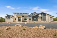 Cibolo Crest - Where Serenity meets Style - 3 bdrm - 1 game room - 1 game loft