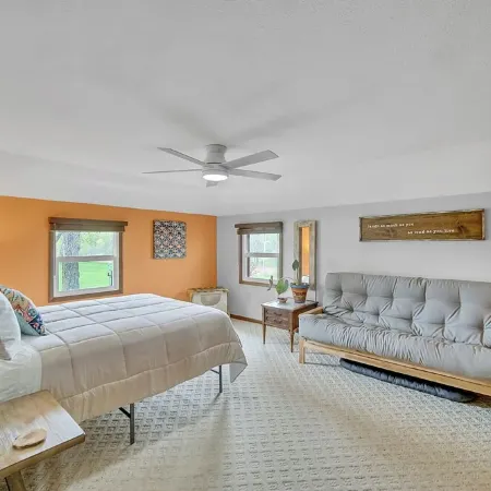 Cozy Secluded Estate with a Private Pond - Easy Access and Pet Friendly