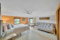Cozy Secluded Estate with a Private Pond - Easy Access and Pet Friendly