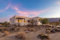 Stylish and Private Adobe Retreat with Views in Borrego Springs / Anza Borrego