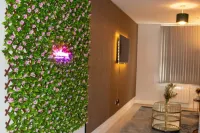 Luxury 1BR Flat Near Heathrow Airport 헤이즈-할링턴 기차역 주변 호텔