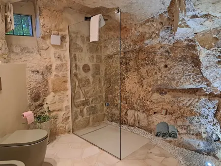 Vacation home in picturesque thousand-year-old cave