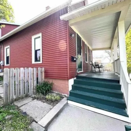 Large 3-bedroom House with Outdoor Hot Tub!