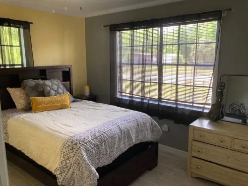 Cozy Coastal Bungalow Close to Marina 카라벨 호텔