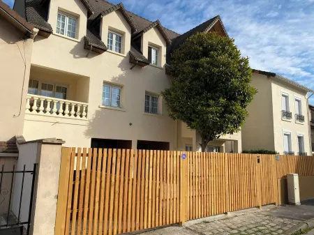 Large F4 apartment in a beautiful villa Paris-le Bourget