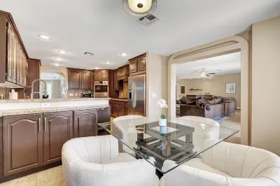 Instagram Worthy Mansion with an Oasis Backyard فنادق في 