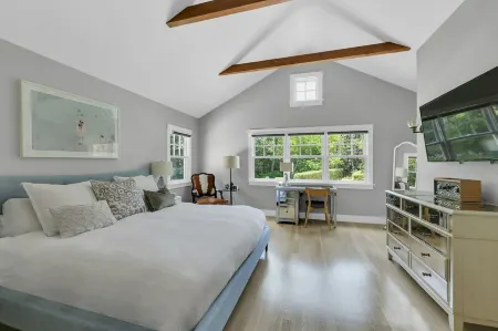 Immaculate garden sanctuary with pool in Southampton, minutes to beaches! Отели рядом с достопримечательностью «Cryder Beach»