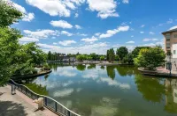 Gorgeous Lake Front Home, Central Location Hotels in Tualatin