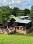 Grand Tiny Home Minutes to Blue Ridge.  Yes to Pets! Mercier Orchards附近的飯店