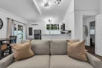 Coastal Luxury 7mi to Anna Maria Private Cottage