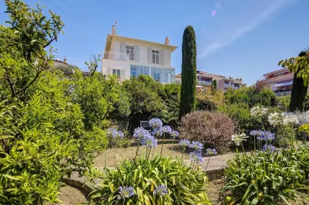 Five Bedrooms, Pool, separate Flat at Garden level. Accessible via Chair Lift. Отели в г. Ванс