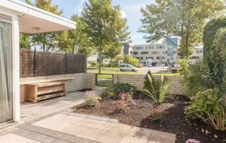 Family house nearby train, Amsterdam and Schiphol Отели в г. Алмере