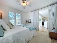 Siesta Key Oasis-Spectacular with heated pool/spa and steps to beach and Village