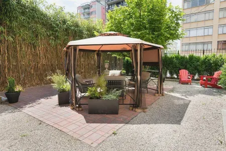 English Bay Hotel Отели рядом с достопримечательностью «UBC Extended Learning»