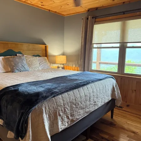 Quiet Mountain-Top Cabin, Gorgeous Views of Great Smoky Mountains with Hot Tub