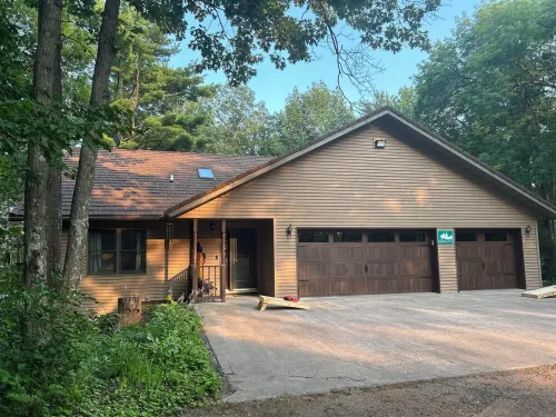 Spacious 4-bedroom cabin in charming Hayward on Windigo Lake