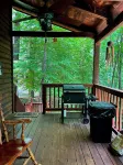 Cozy 2-bedroom cabin in awesome Blairsville with ac and wifi.