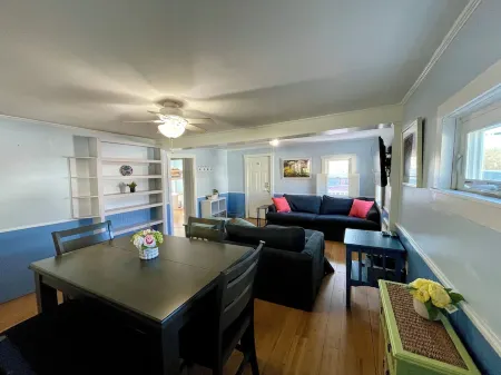 Relaxed South End Rockland Bungalow, 5 minute walk from downtown