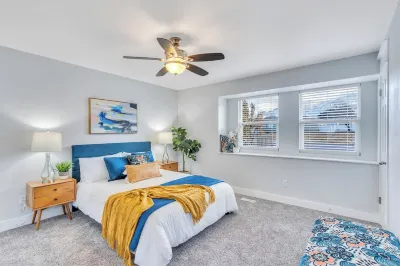 The Sandy Sunset Retreat- with outdoor sauna and hot tub 딥플 델 이스트 트레일헤드 주변 호텔