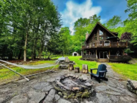 Lazy River Cabin: Private 3 Bedroom, 3 Bath Getaway on Lake Wallenpaupack