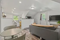 Charming 1-bedroom apartment with workspace in central Hatfield