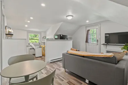 Charming 1-bedroom apartment with workspace in central Hatfield