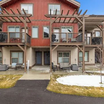 Ponderosa Pines Retreat, featuring 3 Beds and 3 Baths with Privacy