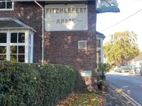 Cosy two bedroom cottage with log fire in the beautiful village of Swynnerton. Hotel a Stone