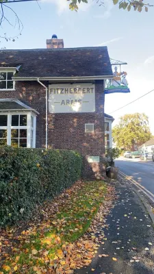 Cosy two bedroom cottage with log fire in the beautiful village of Swynnerton. Hotel di Stone