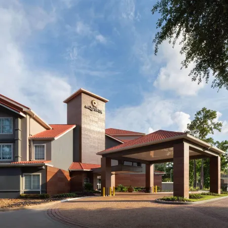 La Quinta Inn & Suites by Wyndham Houston Bush IAH South