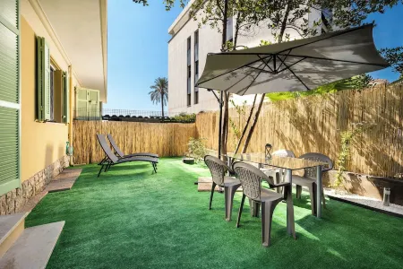 1 bedroom + Seaside lounge with garden