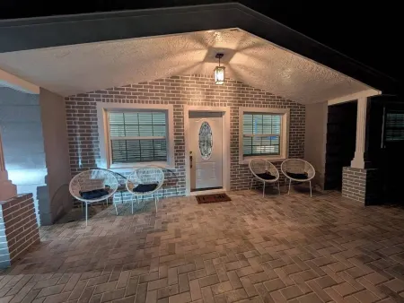 Charming 3-Bedroom House on the Water