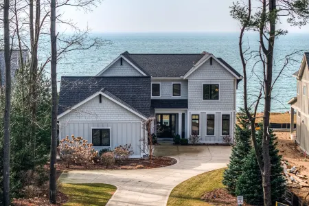 Lakefront Luxe / Heated Pool • Game Room • Workstations