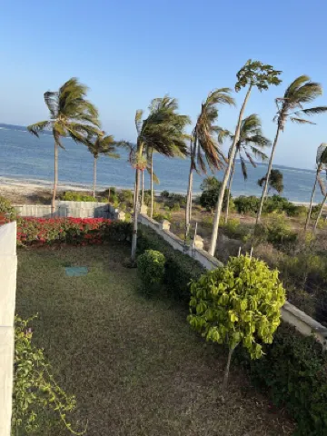 Stunning 5 Bedrooms Villa Directly On The Beach