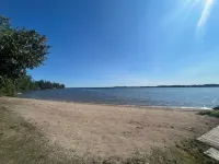 4-bedroom cabin in beautiful Kawartha Lakes with AC 카와싸 레이크스 호텔