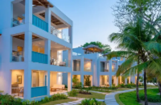 Modern Island Living – 2-Bed, 2-Bath Beachfront Condo at Watercolors Roatán E4