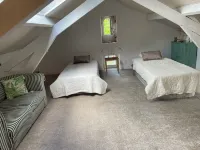 Old house in lush greenery on the road to St Cirq Lapopie Maison du 15e siècle附近的飯店