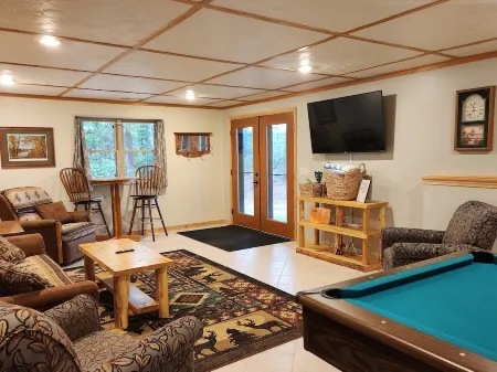 6Br Lake Cabin Near Eagle River. Ride to Snowmobile Trails. 30-Miles to SkiBrule