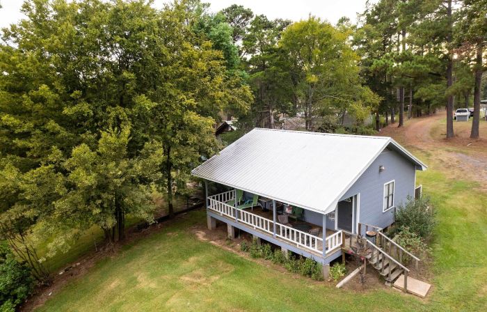 Doyline Cottage w/ Large Porch & Lake Access!