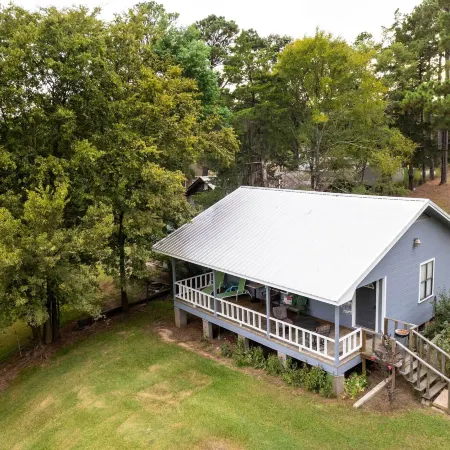 Doyline Cottage w/ Large Porch & Lake Access!