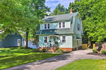 Bright Parma Home w/ Outdoor Space < 10 Mi to Dtwn
