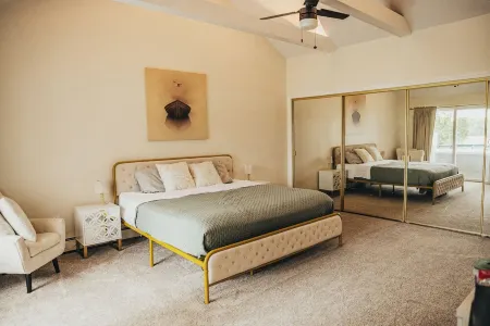 4-bedroom cottage in peaceful Portage Lakes w/ hottub, lake access, pet friendly