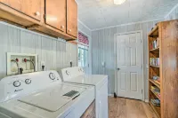 Charming Ingram Home w/ Yard & Furnished Patio! - 3-Sterne