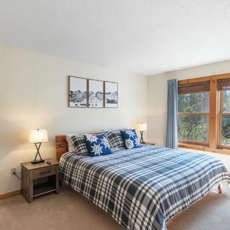 Spacious Corner Townhouse from Mt. Snow! Private Hot Tub!