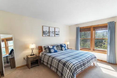 Spacious Corner Townhouse from Mt. Snow! Private Hot Tub!