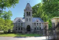 Entire home in quaint neighborhood -walk to restaurants and close to everything!