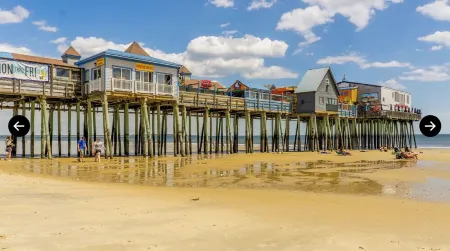 Home near Ocean Park. Two 24-hour Beach Parking Passes Included! No cleaning fee Отели в г. Олд-Орчард-Бич