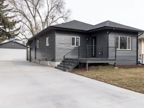 Upscale Getaway - Central Location - 2 Car Garage